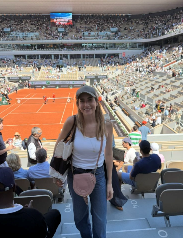 Liana na arquibancada de uma quadra de tênis